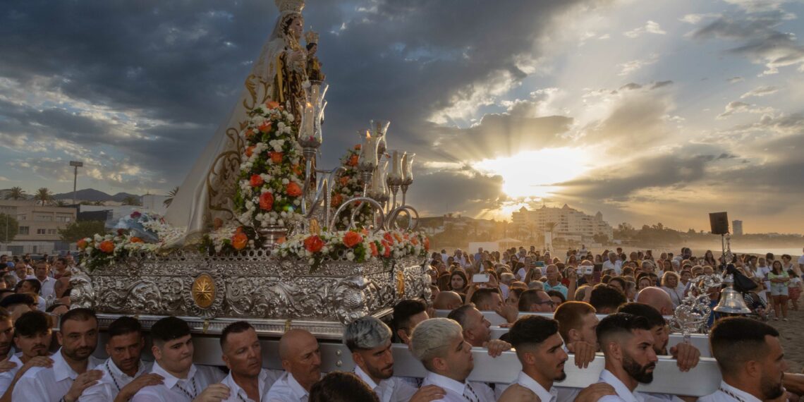 Marbella volverá a rendir homenaje este sábado a la Virgen del Carmen con el tradicional ascenso submarino de la imagen en la Playa de El Cable