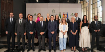 Juanma Moreno pide más «diálogo, rigor y empatía» en la toma de posesión de los nuevos delegados de la Junta