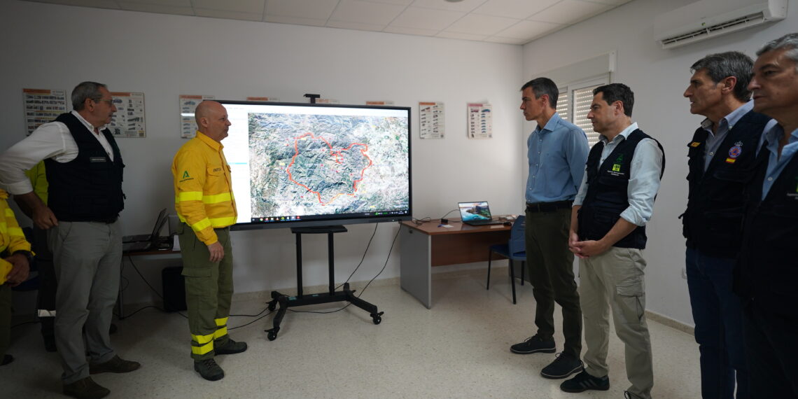 Moreno alerta del alto riesgo de incendio: «Andalucía lleva el triple de superficie quemada que hace un año»