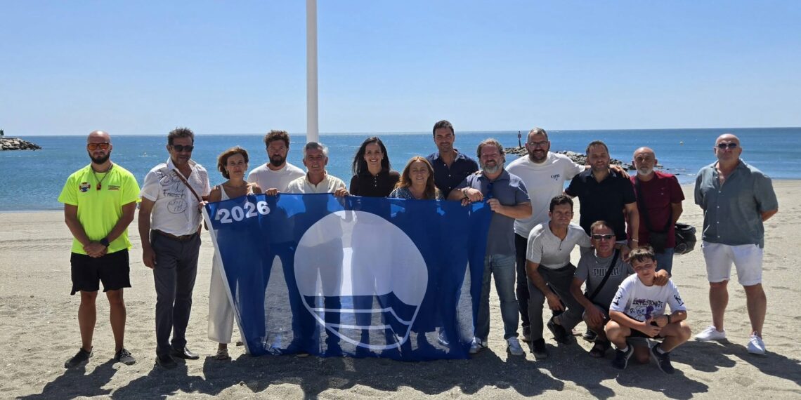 Izadas las Banderas Azules otorgadas a las playas de Sabinillas y Las Gaviotas