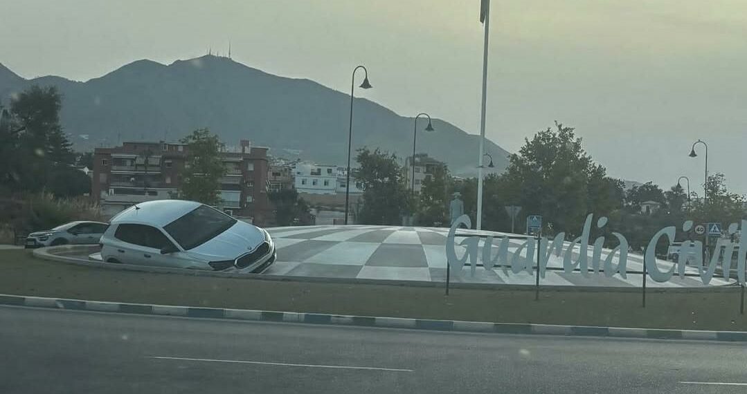 Amanece un coche volcado sobre la rotonda de la Guardia Civil de Mijas