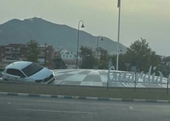 Amanece un coche volcado sobre la rotonda de la Guardia Civil de Mijas