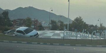 Amanece un coche volcado sobre la rotonda de la Guardia Civil de Mijas