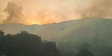 El Consorcio Provincial de Bomberos envía a Ávila un dispositivo de 11 efectivos y cinco vehículos para extinguir el incendio de Burgohondo