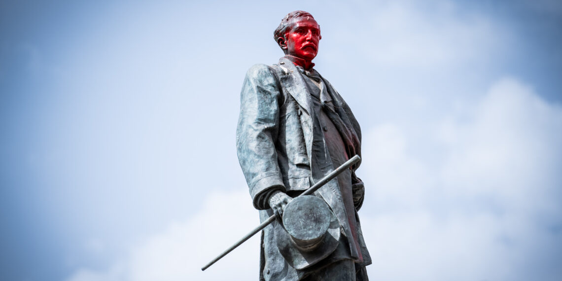 Restauran la estatua de Marqués de Larios: buscan al autor del acto vandálico en la celebración del Mundial