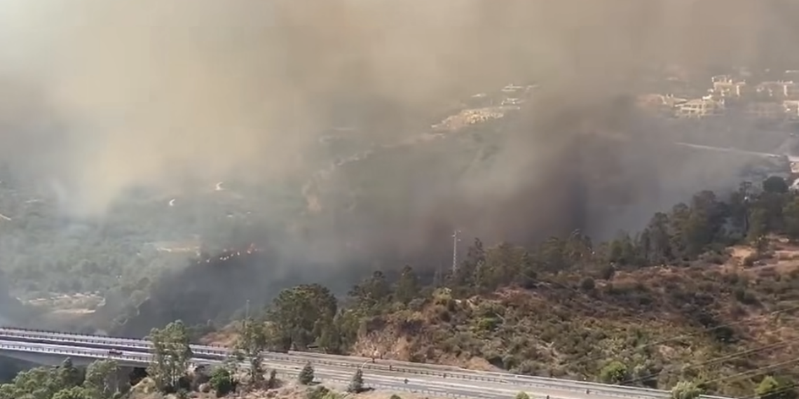 Un incendio forestal obliga a cortar la AP-7 y desalojar viviendas en Estepona y Benahavís