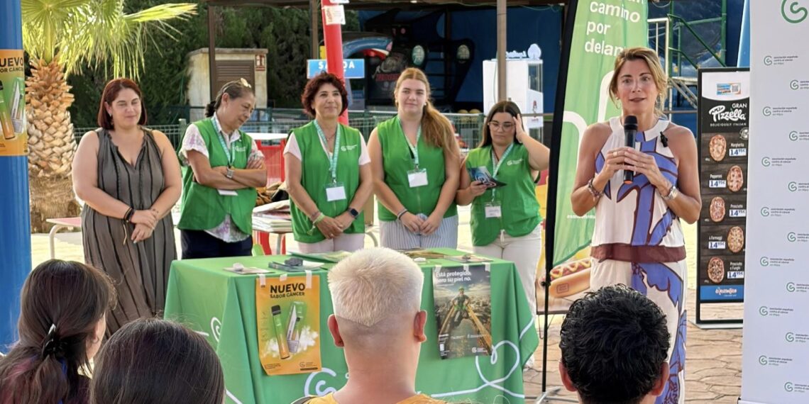 Un grupo de cuarenta jóvenes aprende la importancia de la fotoprotección y a evitar el consumo de vapers en el parque acuático