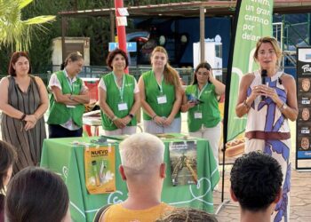 Un grupo de cuarenta jóvenes aprende la importancia de la fotoprotección y a evitar el consumo de vapers en el parque acuático