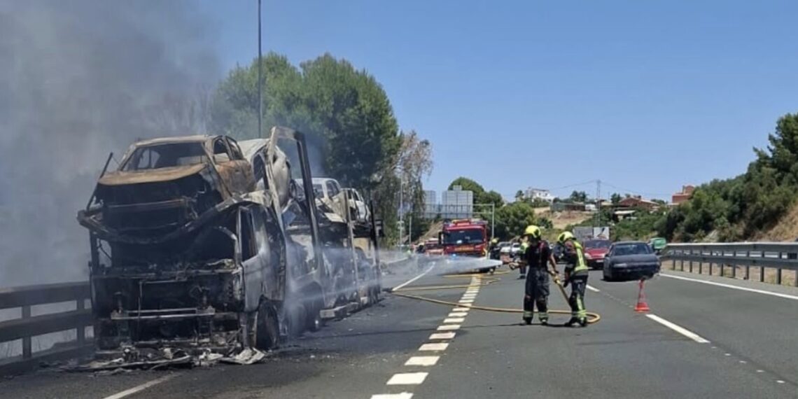 El incendio de un camión en la AP-7 en Estepona afecta a ocho coches que transportaba