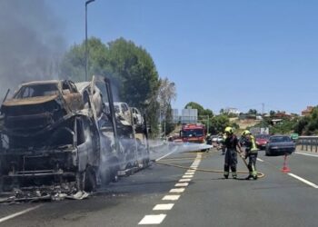 El incendio de un camión en la AP-7 en Estepona afecta a ocho coches que transportaba