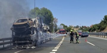 El incendio de un camión en la AP-7 en Estepona afecta a ocho coches que transportaba