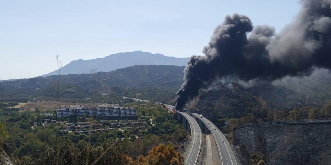 Dos fallecidos y siete heridos tras el impacto e incendio de un camión en la AP-7 en Benahavís
