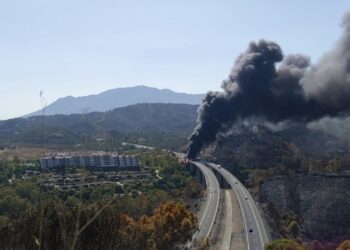 Dos fallecidos y siete heridos tras el impacto e incendio de un camión en la AP-7 en Benahavís