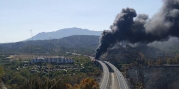 Dos fallecidos y siete heridos tras el impacto e incendio de un camión en la AP-7 en Benahavís