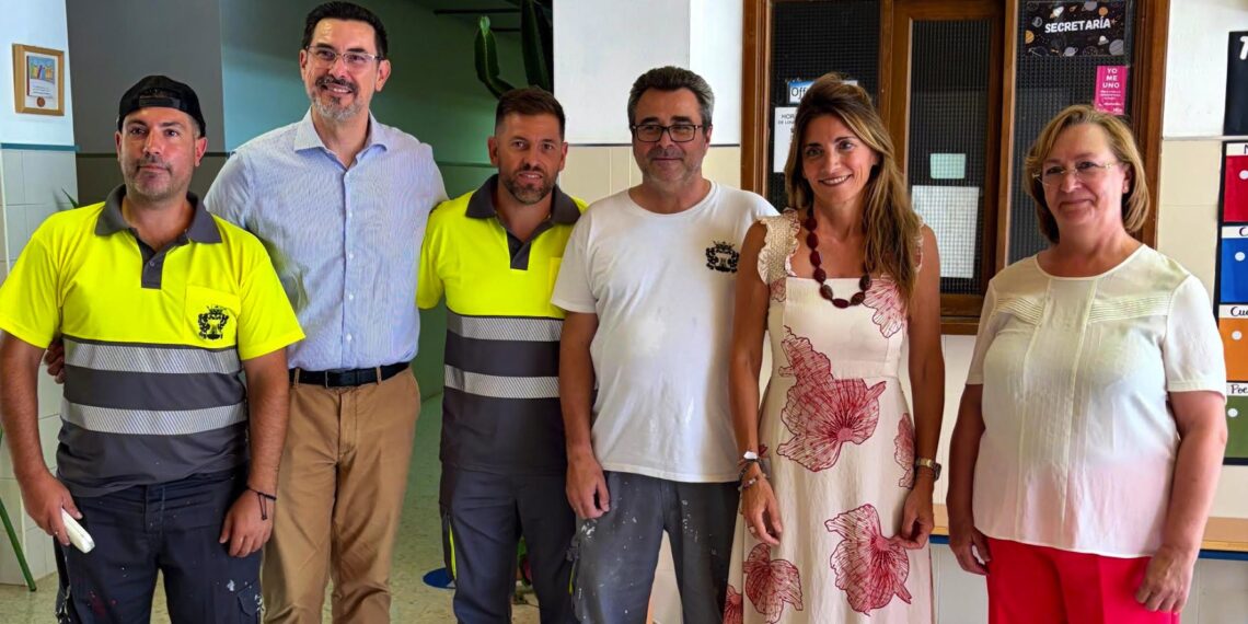 Veinte operarios municipales trabajan cada día en las tareas de mantenimiento y arreglo de los colegios de cara al comienzo del curso