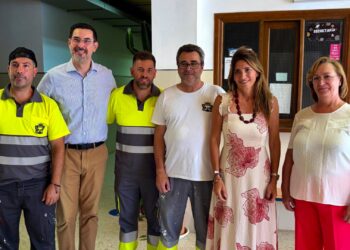 Veinte operarios municipales trabajan cada día en las tareas de mantenimiento y arreglo de los colegios de cara al comienzo del curso