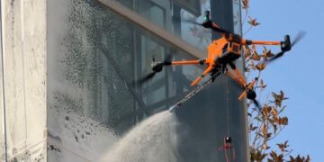 La Concejalía de Limpieza impulsa una prueba piloto con drones para modernizar  la limpieza de los edificios públicos