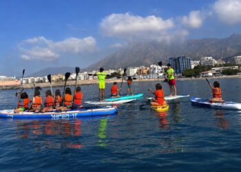Marbella impulsa una nueva edición del curso de Paddle Surf Inclusivo durante el mes de agosto con 95 plazas gratuitas