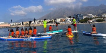 Marbella impulsa una nueva edición del curso de Paddle Surf Inclusivo durante el mes de agosto con 95 plazas gratuitas
