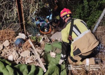 Rescatan a un joven herido tras caer por un terraplén de unos 30 metros de desnivel en Málaga capital