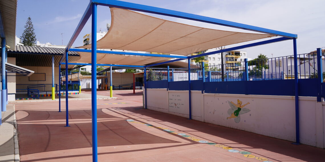 El Ayuntamiento de Estepona instala zonas de sombra en los colegios de la localidad