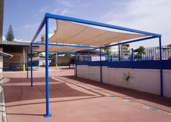 El Ayuntamiento de Estepona instala zonas de sombra en los colegios de la localidad