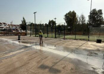 Las obras para la construcción de dos nuevas pistas de  pádel gratuitas en el extrarradio llegan a su ecuador