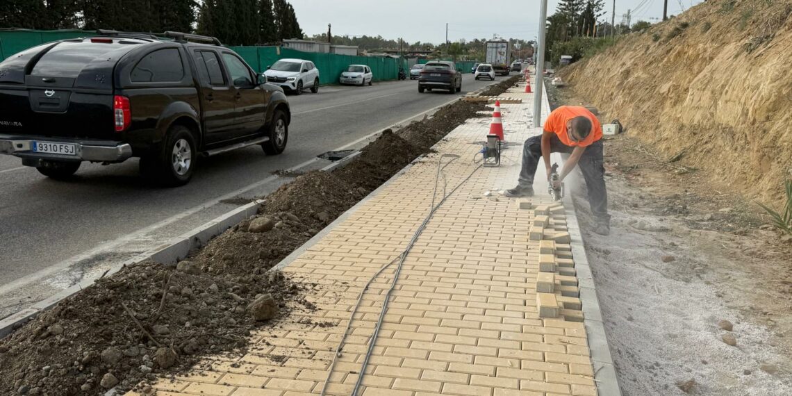 A punto de finalizar las obras para dotar de acerado la carretera de Benahavís
