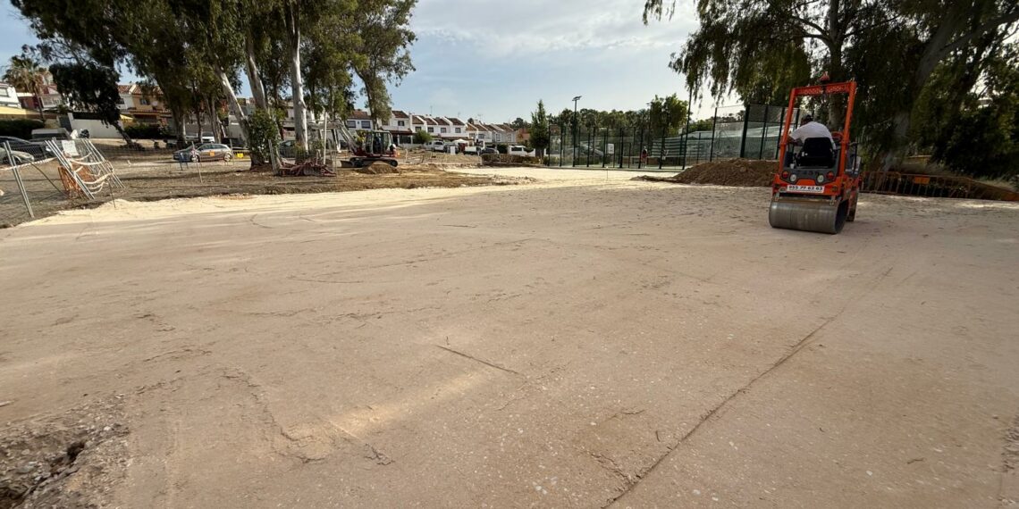 Estepona avanza en las obras de construcción de dos nuevas pistas de pádel gratuitas en el extrarradio