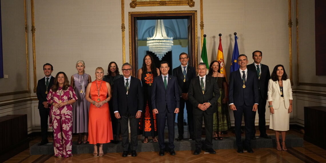 El mandato de Moreno a los nuevos consejeros: «Trabajemos de la mano de la sociedad andaluza»