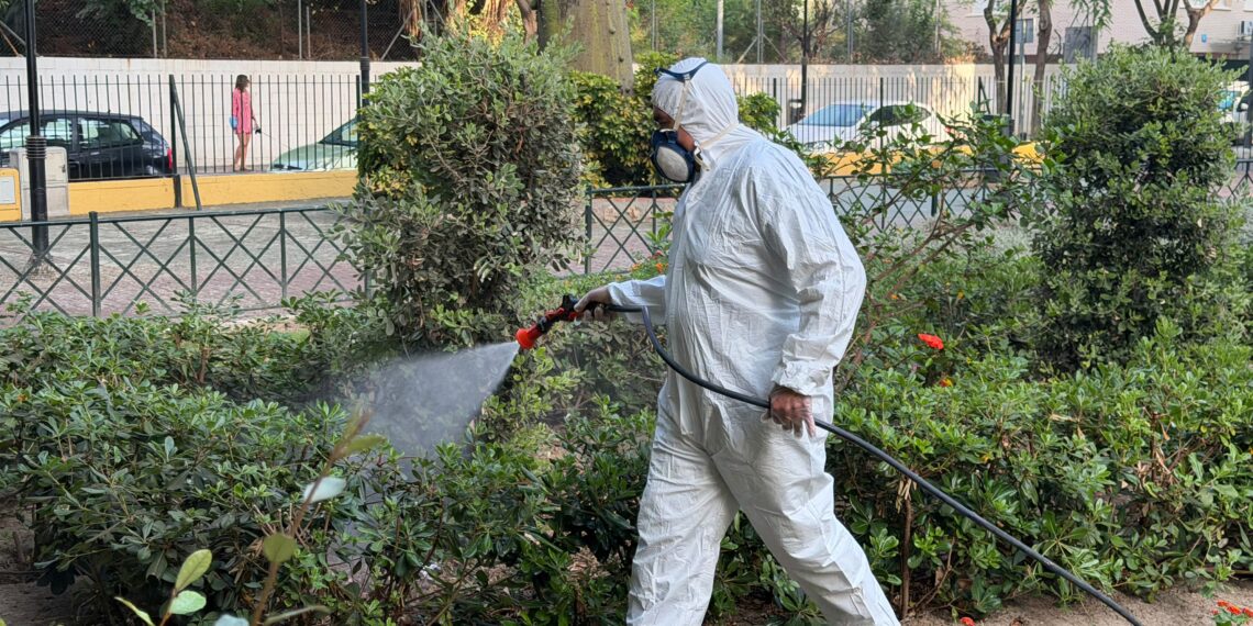 Mijas fumiga los parques Andalucía, El Abuelo y 3 de Abril dentro de la prevención del mosquito del virus del Nilo