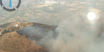 Estabilizado el incendio forestal declarado en el paraje Cerro del Águila de Colmenar (Málaga)