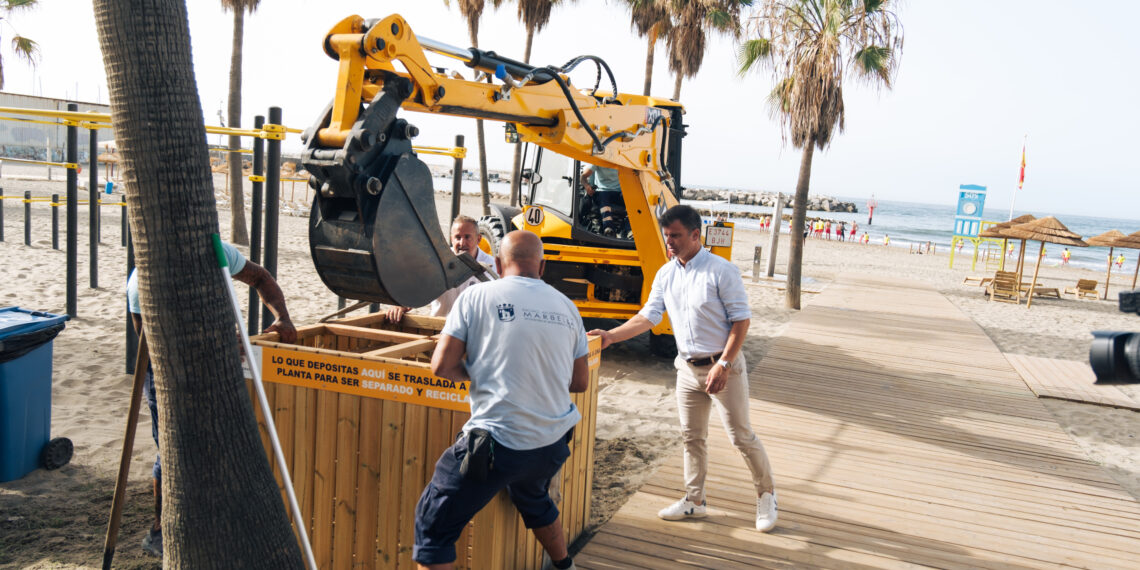 Marbella moderniza la recogida de residuos en sus playas con la instalación de 104 nuevas islas de reciclaje