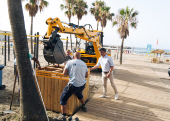 Marbella moderniza la recogida de residuos en sus playas con la instalación de 104 nuevas islas de reciclaje