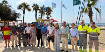 Mijas luce ya sus cinco Banderas Azules y los demás distintivos de sostenibilidad que certifican la calidad integral de sus playas
