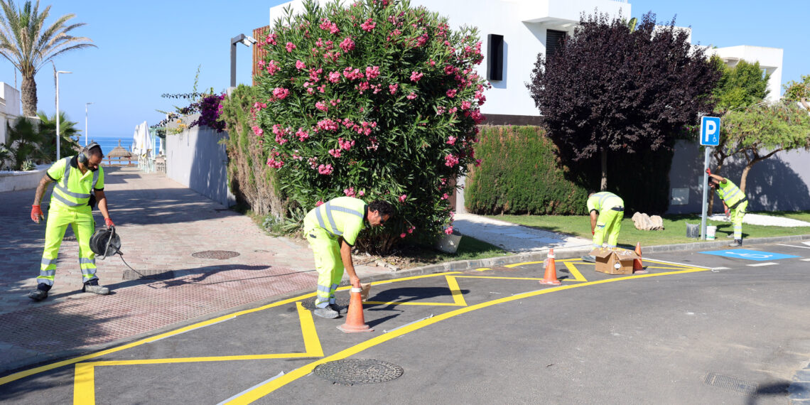 Mejoras en la seguridad de los cruces, accesos y principales viales de Costabella con una actuación de señalización