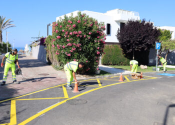 Mejoras en la seguridad de los cruces, accesos y principales viales de Costabella con una actuación de señalización