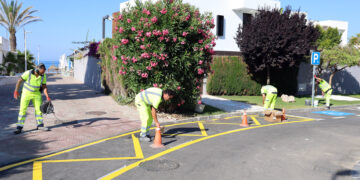 Mejoras en la seguridad de los cruces, accesos y principales viales de Costabella con una actuación de señalización
