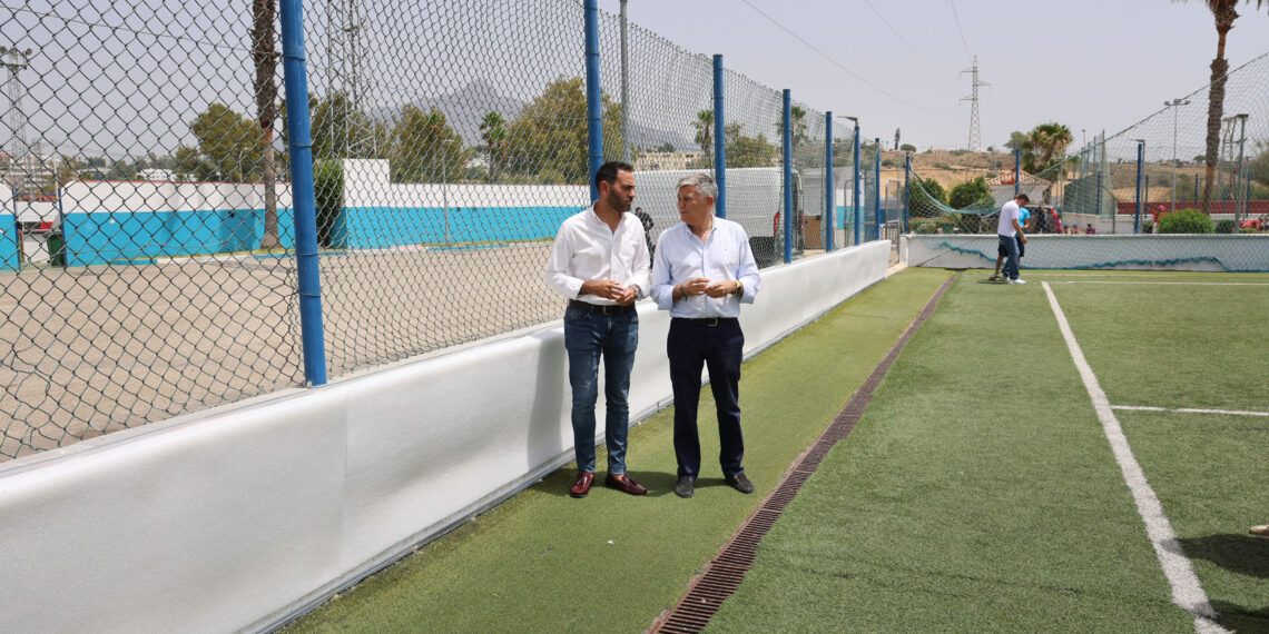 Instalado un nuevo sistema de protección perimetral en el campo de fútbol 7 del anexo Juan José Almagro de San Pedro Alcántara