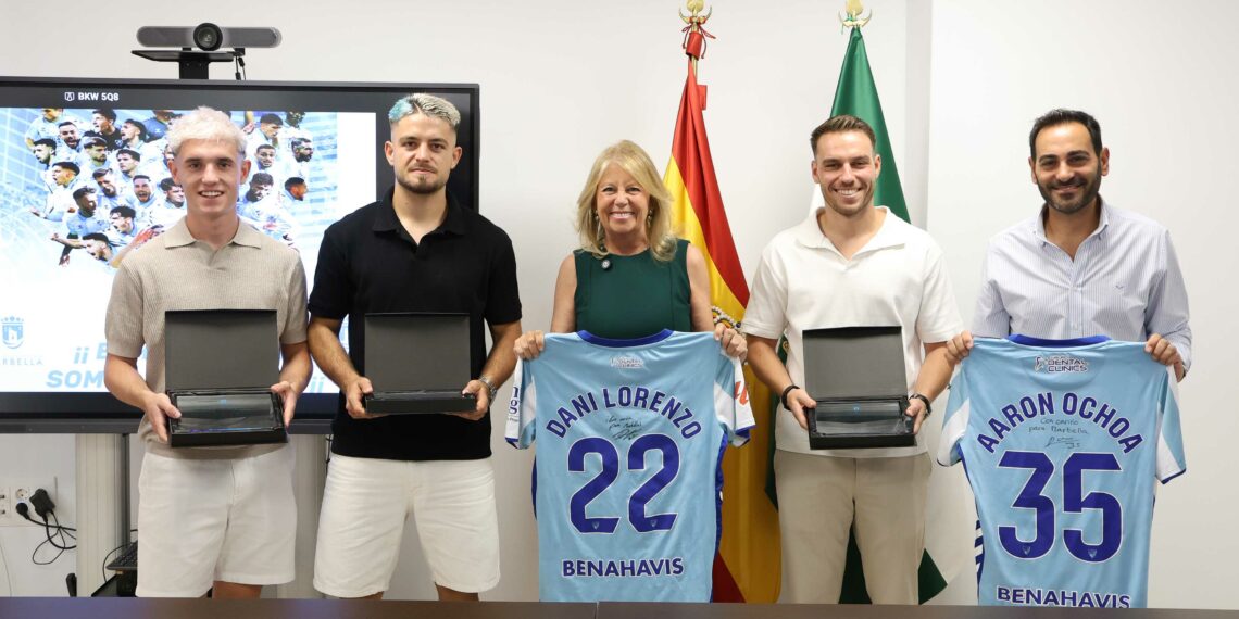 Muñoz recibe en el Ayuntamiento a Dani Lorenzo, Aarón Ochoa y Dani Jiménez, los tres marbellíes partícipes del ascenso del Málaga CF