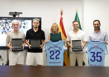 Muñoz recibe en el Ayuntamiento a Dani Lorenzo, Aarón Ochoa y Dani Jiménez, los tres marbellíes partícipes del ascenso del Málaga CF