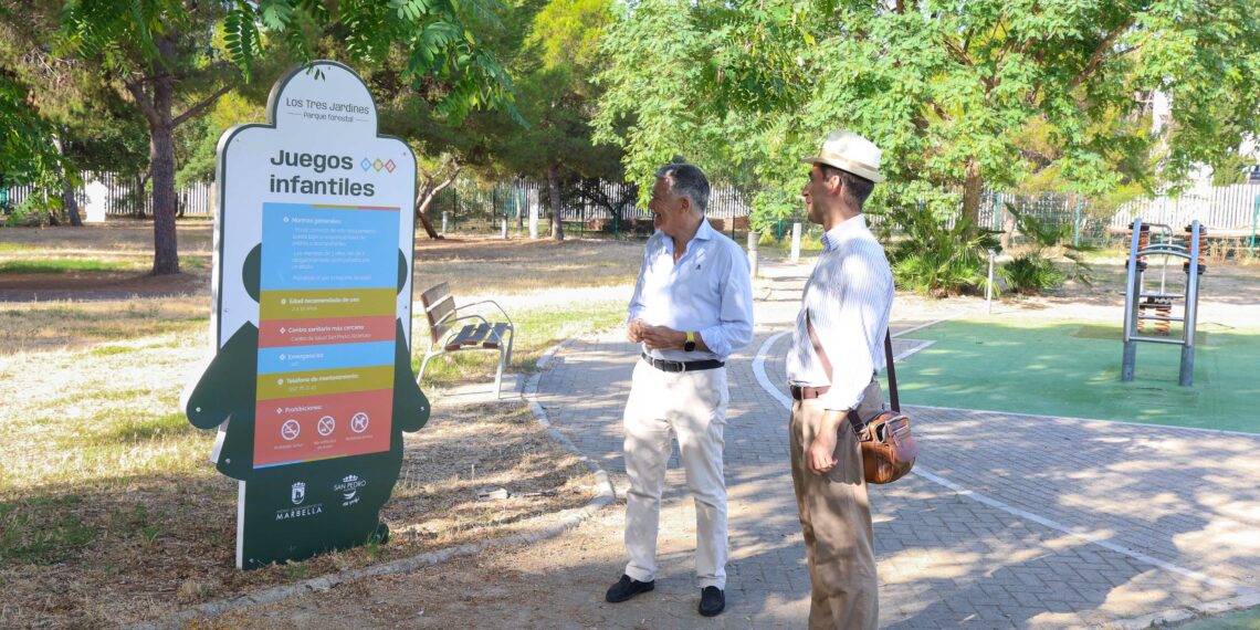 Renovada la señalización del Parque de los Tres Jardines de San Pedro Alcántara para reforzar su imagen y facilitar la orientación a sus visitantes