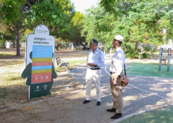 Renovada la señalización del Parque de los Tres Jardines de San Pedro Alcántara para reforzar su imagen y facilitar la orientación a sus visitantes