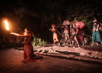 El estreno de Los Guardianes del Amanecer llena el Claro de Selva en la primera noche del verano de BIOPARC Fuengirola