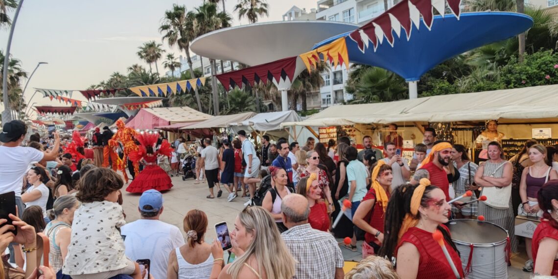 Vuelve el mercadillo de verano a Estepona: una treintena de puestos de artesanía, gastronomía y atracciones en un enclave único