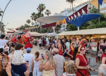 Vuelve el mercadillo de verano a Estepona: una treintena de puestos de artesanía, gastronomía y atracciones en un enclave único