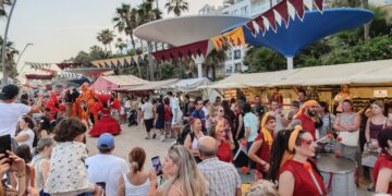 Vuelve el mercadillo de verano a Estepona: una treintena de puestos de artesanía, gastronomía y atracciones en un enclave único