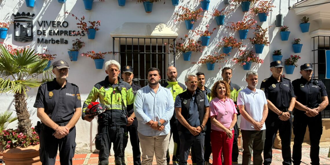 Marbella guarda un minuto de silencio en recuerdo de las víctimas del incendio de Los Gallardos