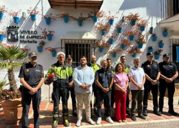 Marbella guarda un minuto de silencio en recuerdo de las víctimas del incendio de Los Gallardos