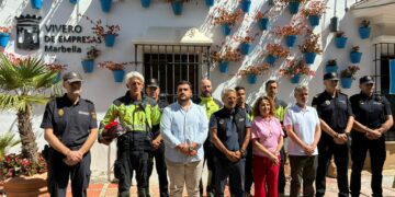 Marbella guarda un minuto de silencio en recuerdo de las víctimas del incendio de Los Gallardos